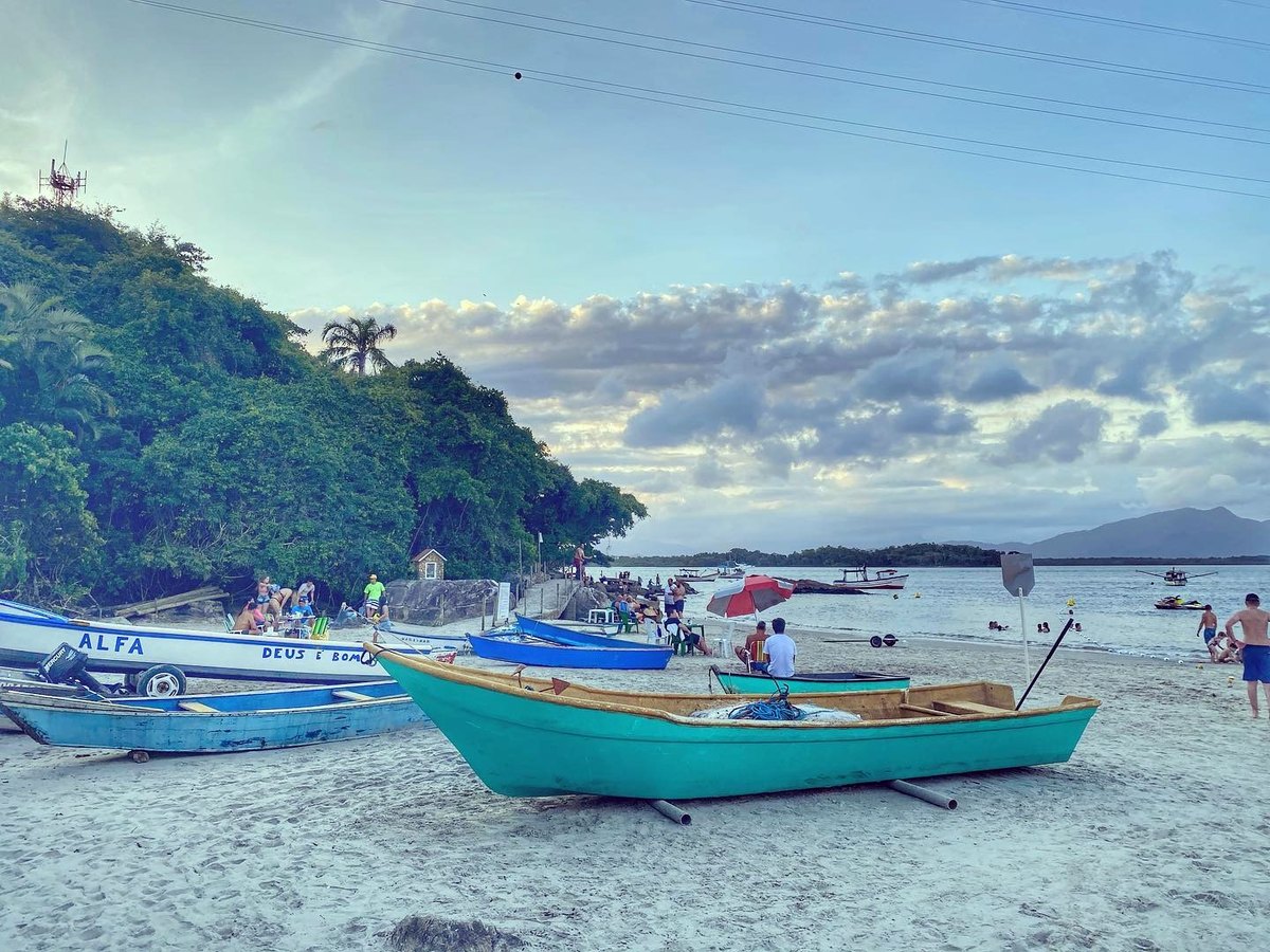 Barcos na praia em Guaratuba